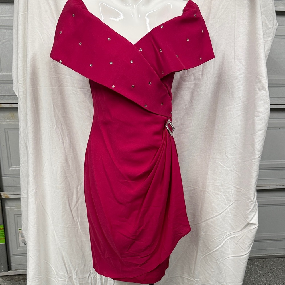 Chic Fuchsia Off-Shoulder Mini Dress